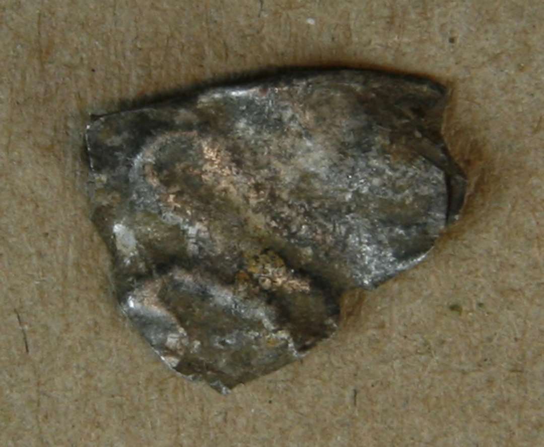 Et stykke sammenfoldet sølvblik uden tydelig ornamentik, men sandsynligvis en del af et vikingetidigt hænge/smykker