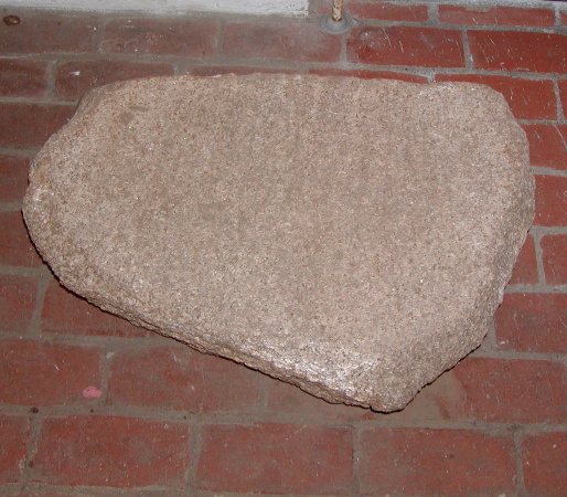 Stor sten, ca. 70x30-50x<20 cm. Hele den ene fladside har spor efter slibning. Således er denne side svagt hulet.