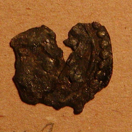 Dårligt bevaret mønt med synlige rester af præg på begge sider. Foreslået (CF - MS) bestemt som MB 163-164, Erik Klipping.