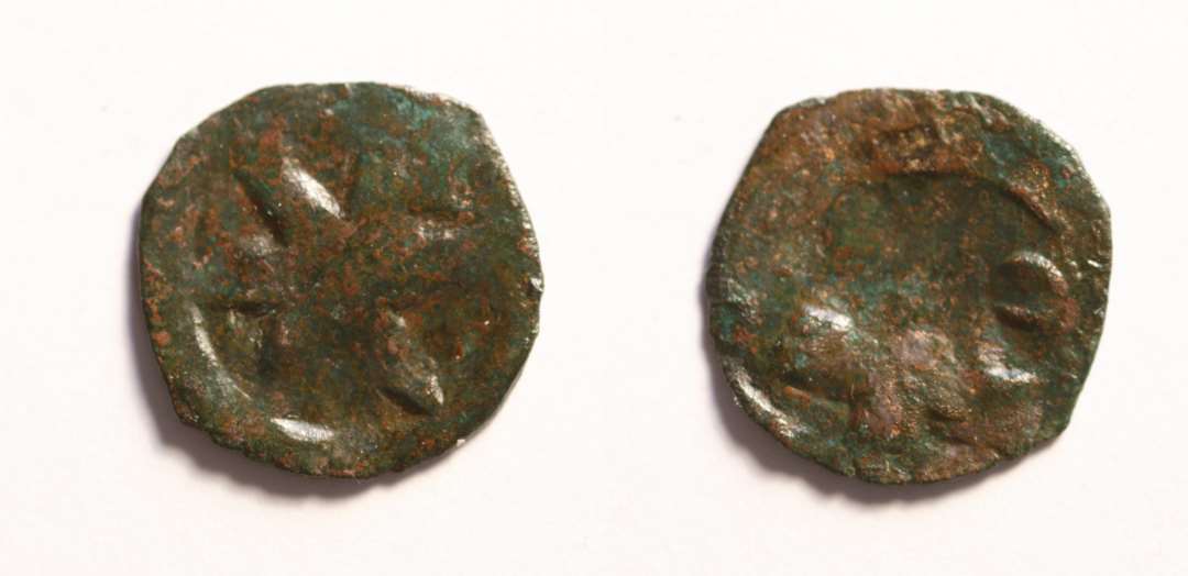 NM: MB 539, 543-45, Roskilde/Nørrejylland, 1320-29.

Borgerkrigsmønt. Sandsynligvis variant af MB 539-545