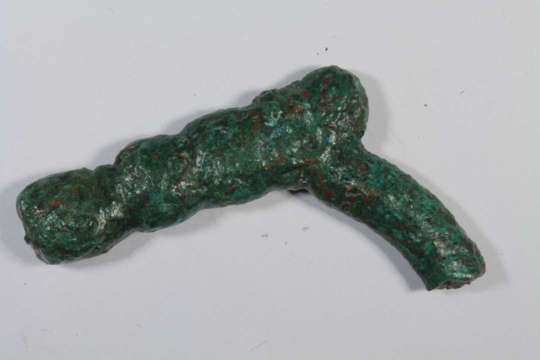 Fragment af større bæltespænde af bronzeStørste mål: 3,7 cm.