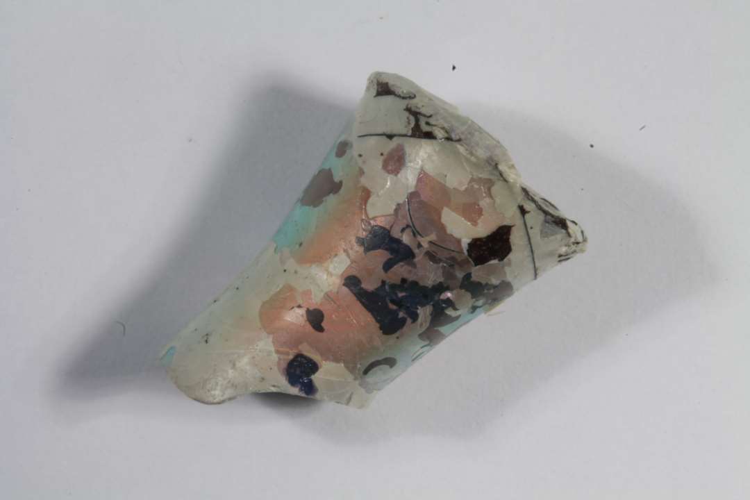 Fragment af stilk fra drikkeglas. Længde: 1,6 cm.