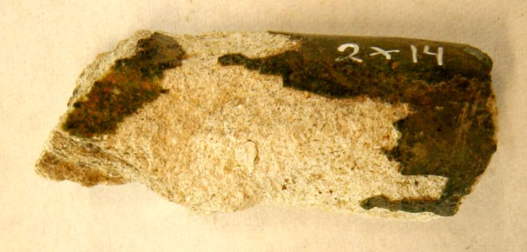  1 fragment af pølseformet hank med grøn glasur, C2.