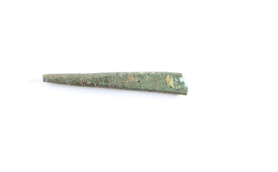 Bronzesyl/pren. Blåkort: Pfriemen - Syl. Bronzw, 2 cm. lang, Schaftende viereckig. Fra urne H4033
