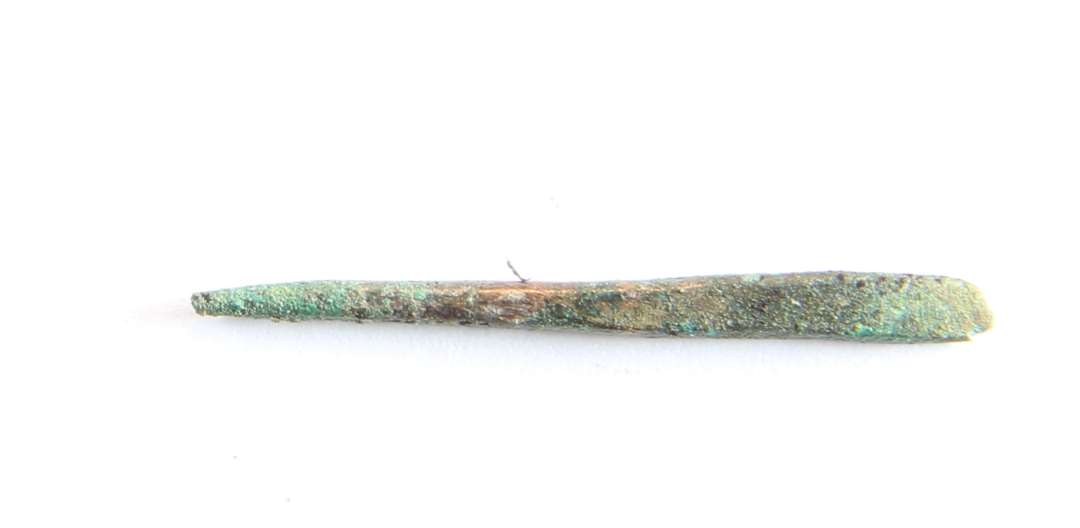 Syl/pren. Blåkort: Syl af bronze, trind spids, flad skaftspids, 3,1 x 0,28 cm.