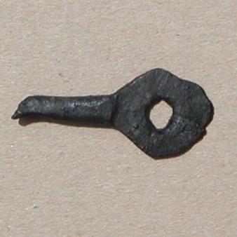 Mulig skrinnøgle med afbrækket fane. L. 3,6 cm.