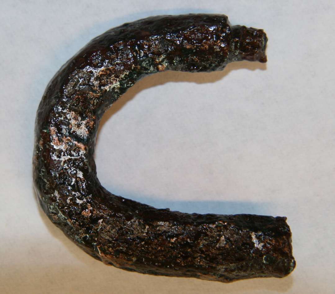Fragment af låserigel med to spærrefjedre.Største længde 4,6 cm.