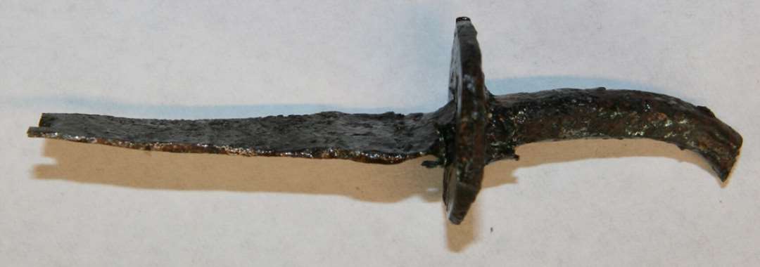 Fragment af låserigel af jern med spor efter lodninger med CU. Største længde 8,5 cm.