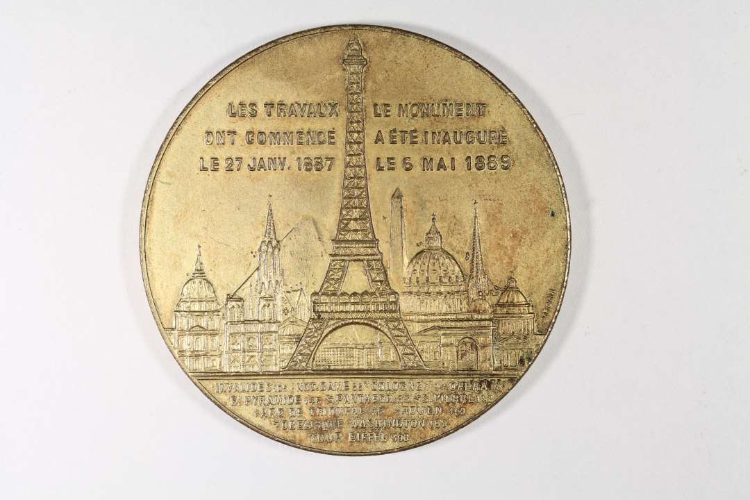 Medalje. Souvenir med billede af Eiffeltårnet på den ene side. 1889.