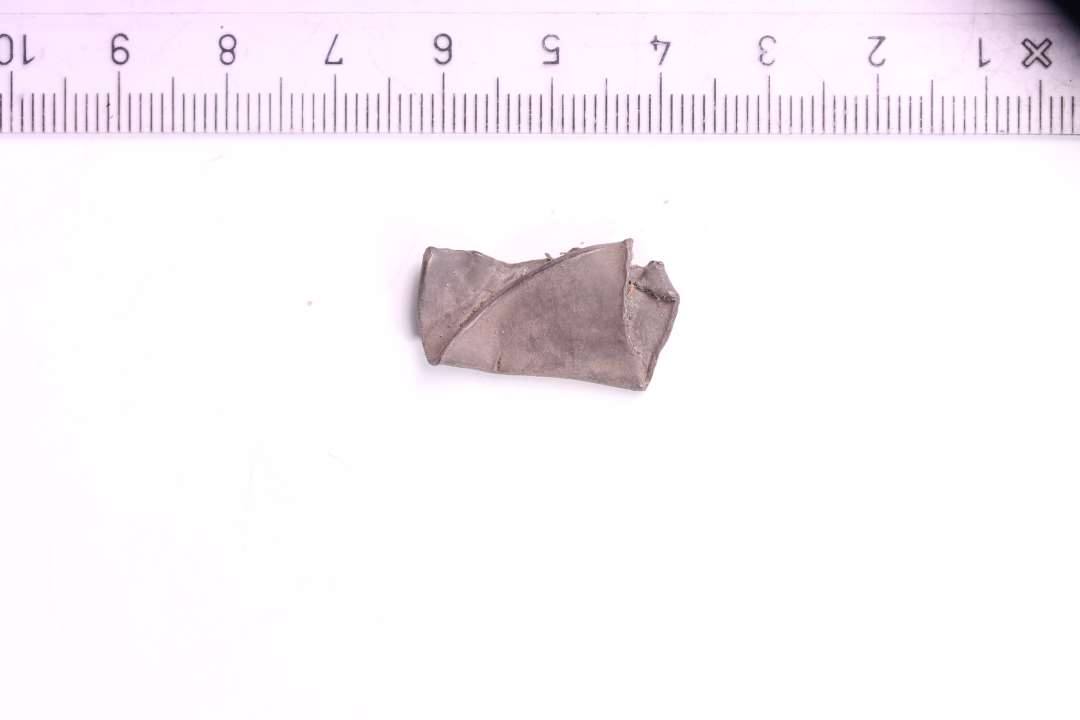 Et stykke tyndt, sammenfoldet sølvblik: vægt: 2,3 gram