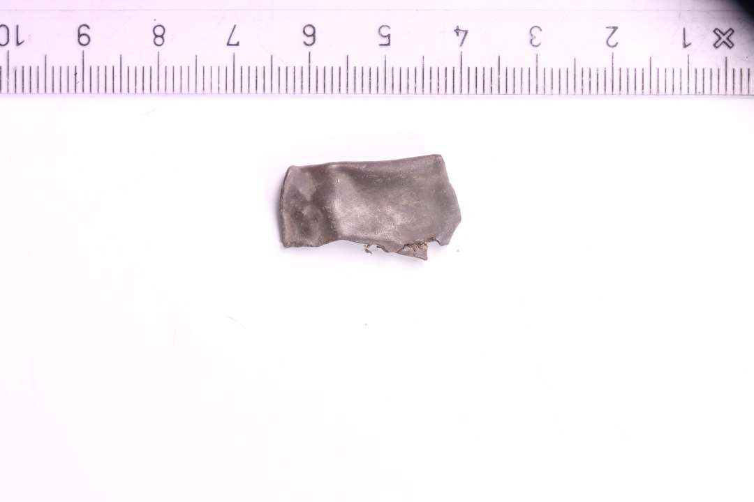 Et stykke tyndt, sammenfoldet sølvblik: vægt: 2,3 gram