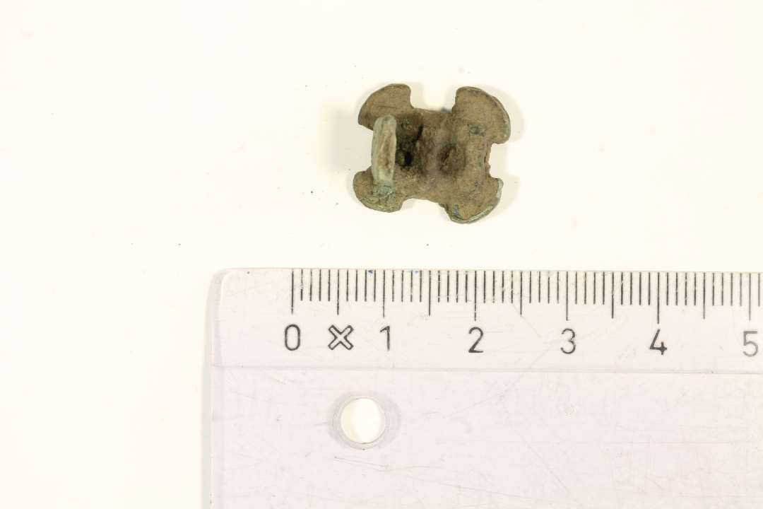 Fragment af tryknøgle. Længde: 1,5 cm., hoveddiameter: 1,9 cm.