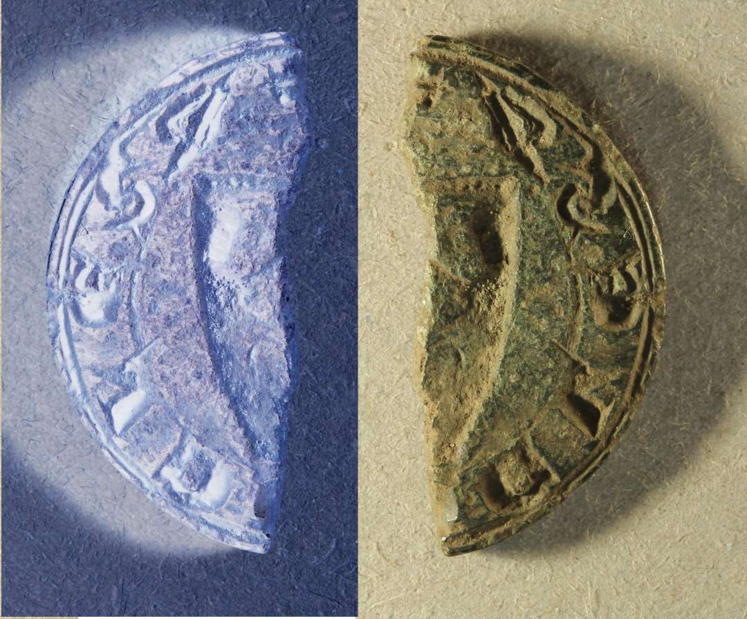 ½ Seglstampe. diameter: ca 3,1 cm. En halv seglstampe af bronze fra middelalderen. Den bevarede del af omskriften læser 'CLESØ', formentlig 'Mikkelsøn' eller 'Niklassøn'. Stampen har formentlig været dekoreret med et våbenskjold.Der ses oversiden af et skjold i motivfeltet. 