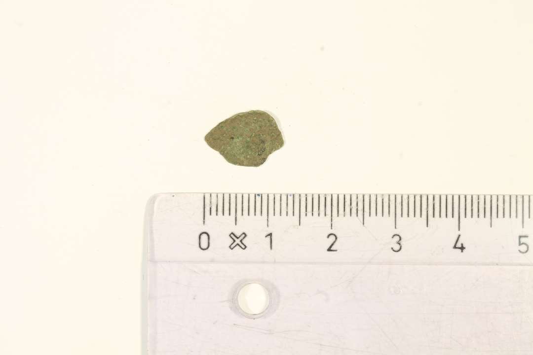 Fragment af mønt. Erik 7 af Pommern, kobbersterling, 1420-1435, fragment, kraftigt korroderet