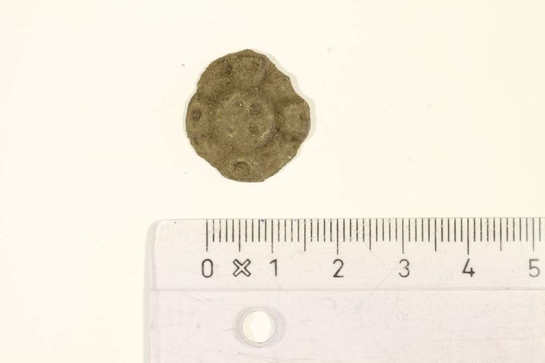 Cirkulær emalje fibel, Frauenhofen type. Diameter: 2 cm.