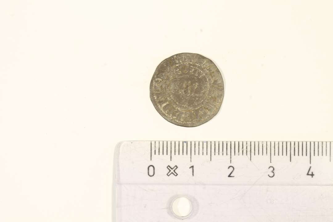 Engelsk sterling / penny, Edward 1-3, Durham, 1247-1351, long cross.

EDW R ANGL DNS ...

CIVI TAS DUR EME (Durham)