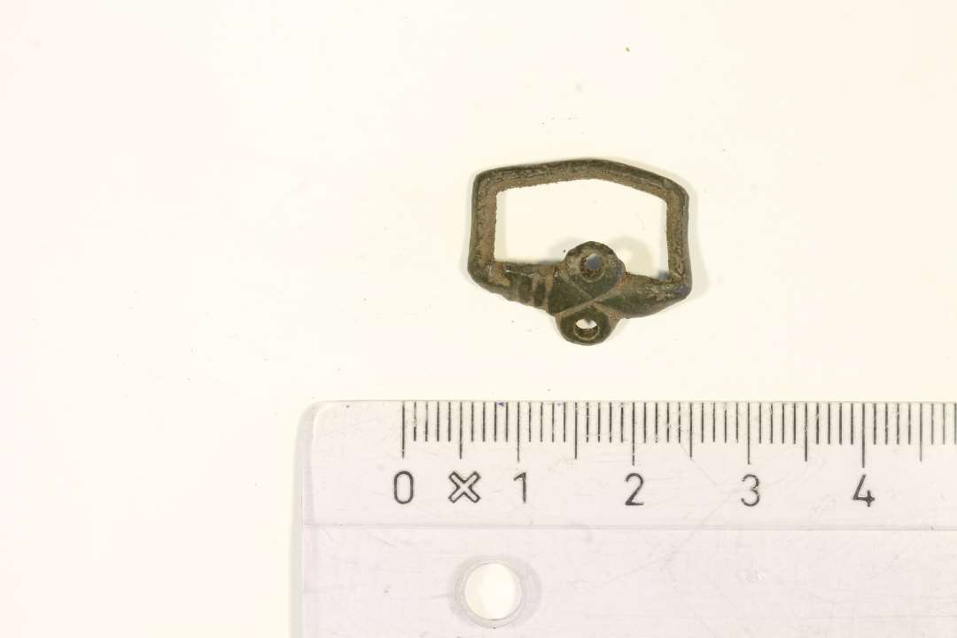 Remløber. Rammemål: 1,8x1 cm., ornamenteret på oversiden