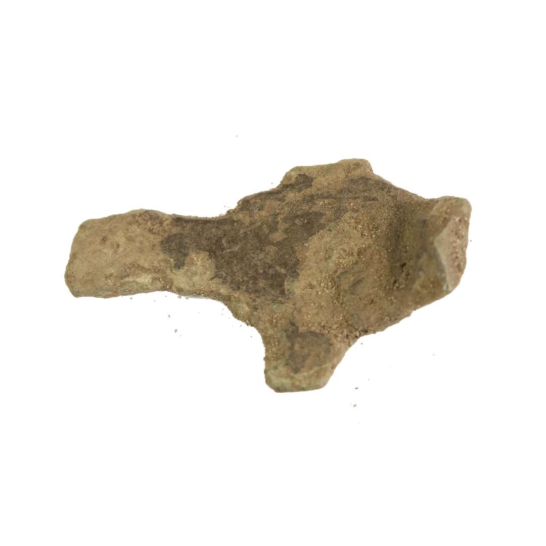 1/3 korsfibel. Et fragment af en korsformet fibula fra ældre germansk jernalder. Største mål: 2,5 cm.

