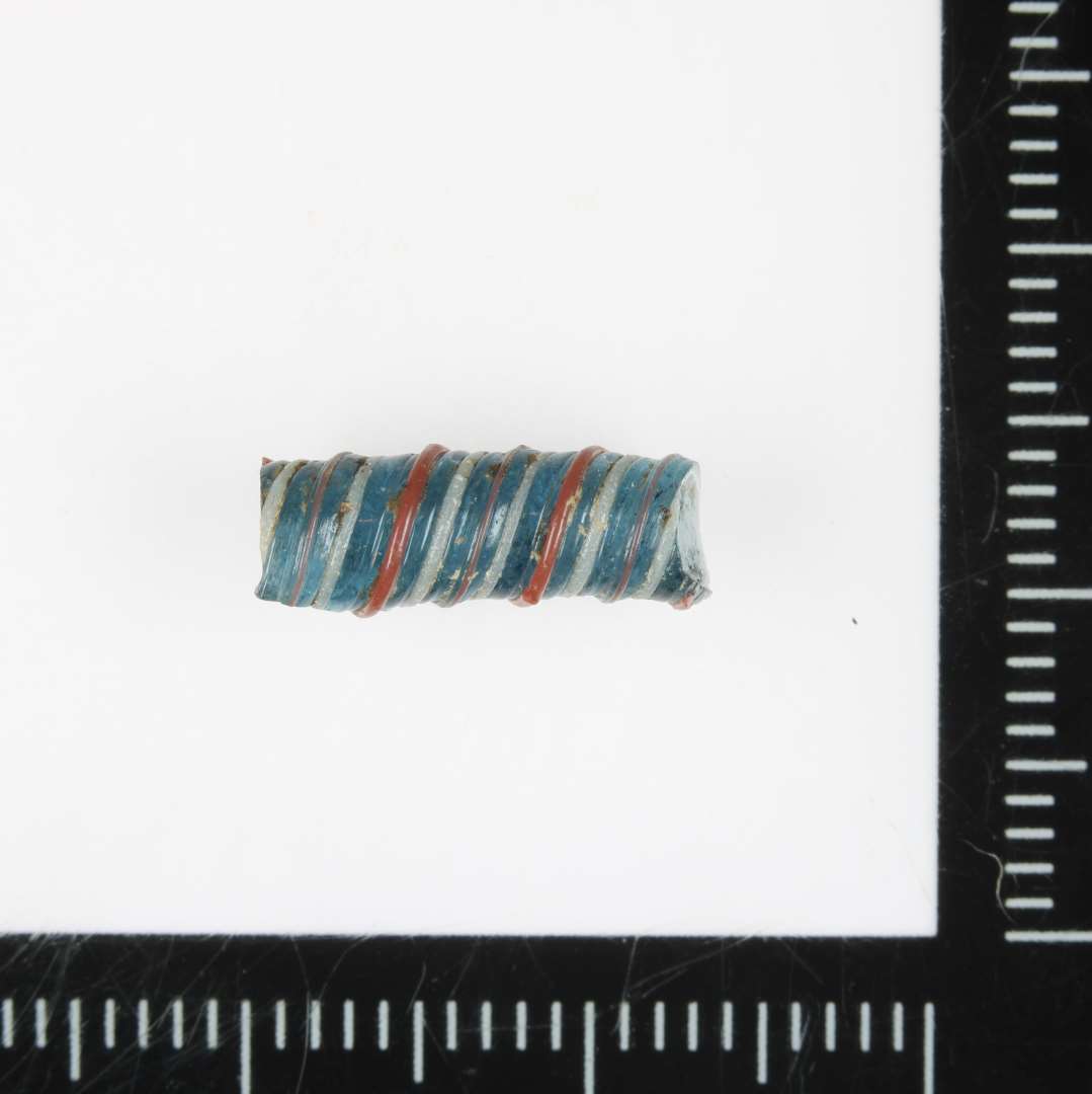 Reticellatråd til Ribeperle; blå grundfarve skiftevis omvundet med hvid og rød.