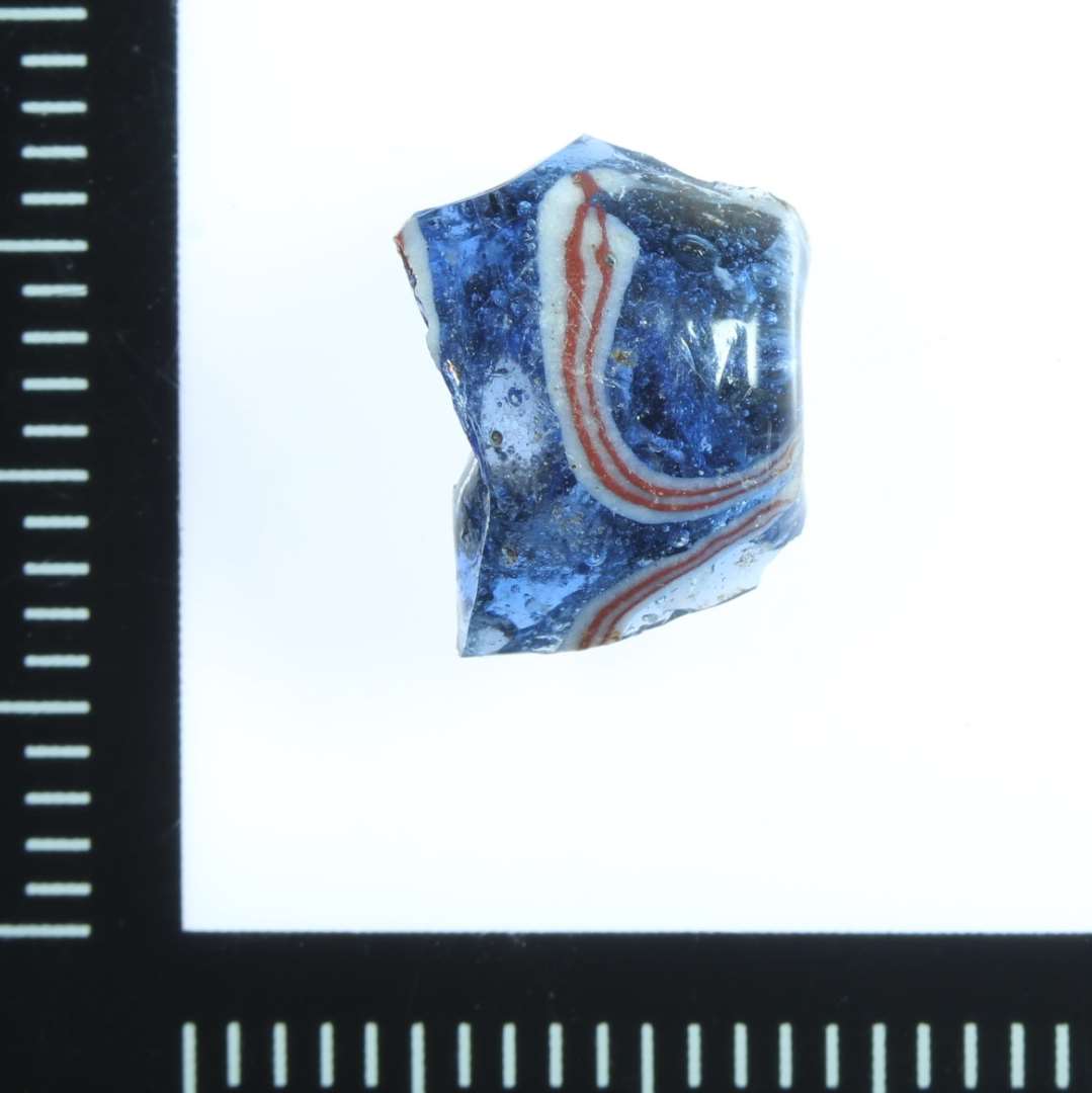 Fragment, antagelig eller dobbeltkonisk, blå med rød og hvid tråd .