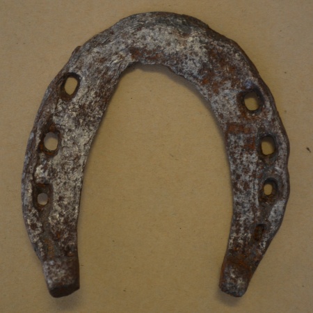 Større hestesko (12 x 13,5 cm), sandsynligvis middelalderlig.