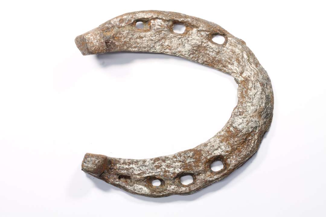 Større hestesko (12 x 13,5 cm), sandsynligvis middelalderlig.