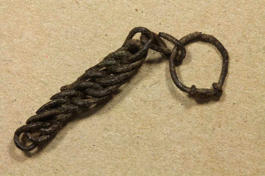 Fragment af kæde flettet af ringe. Længde: 4cm.