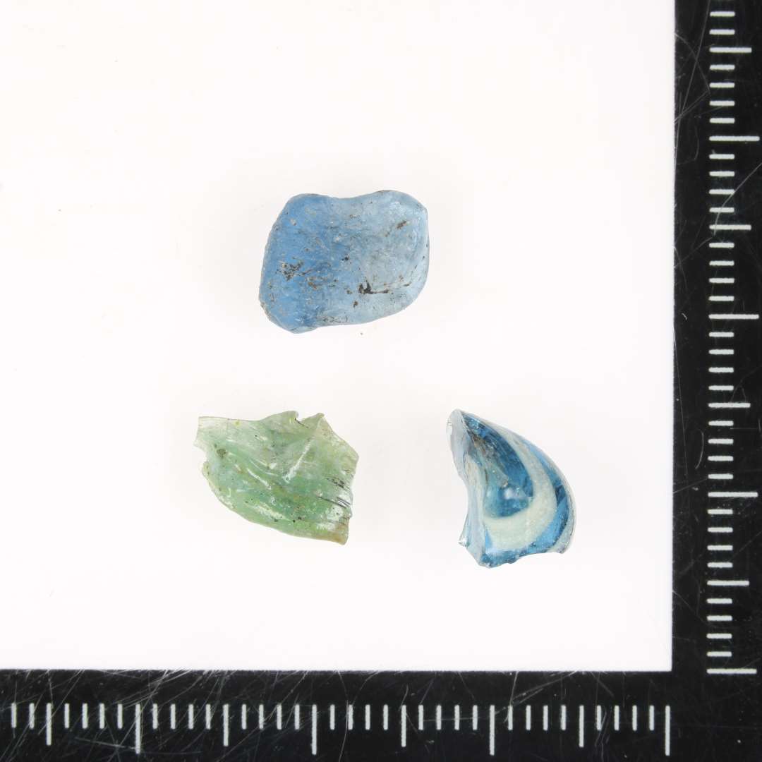 3 fragmenter med tangaftryk, en grøn, en blå og en ribeperle med reticella