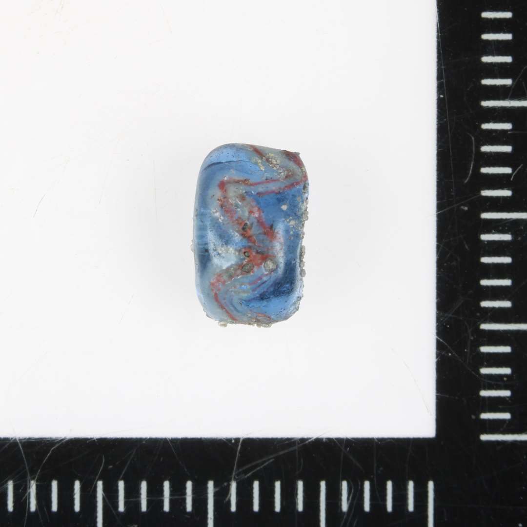 Fragment af blå langsgående hvid/rød ornamentik, ribeperle.