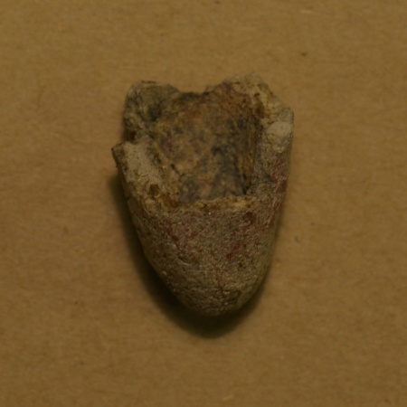 Fragmenter. Heriblandt bunden af en mindre (2,5 x 1,7 cm) sukkertopformet digle til smeltning af guld. 