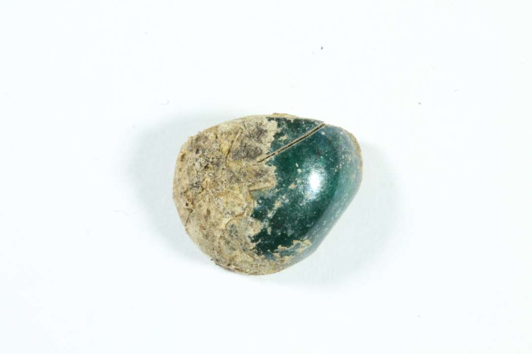 Fragment af større grøn eller turkis perle