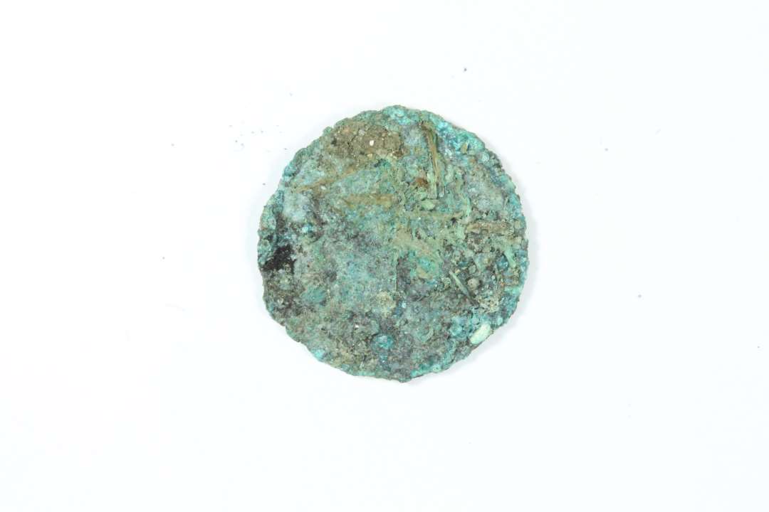 Lille sølvmønt, ø 13 mm. På Rx  ses ørn i skjold, nok viertelwitten fra Lübeck.  Rx 13.
