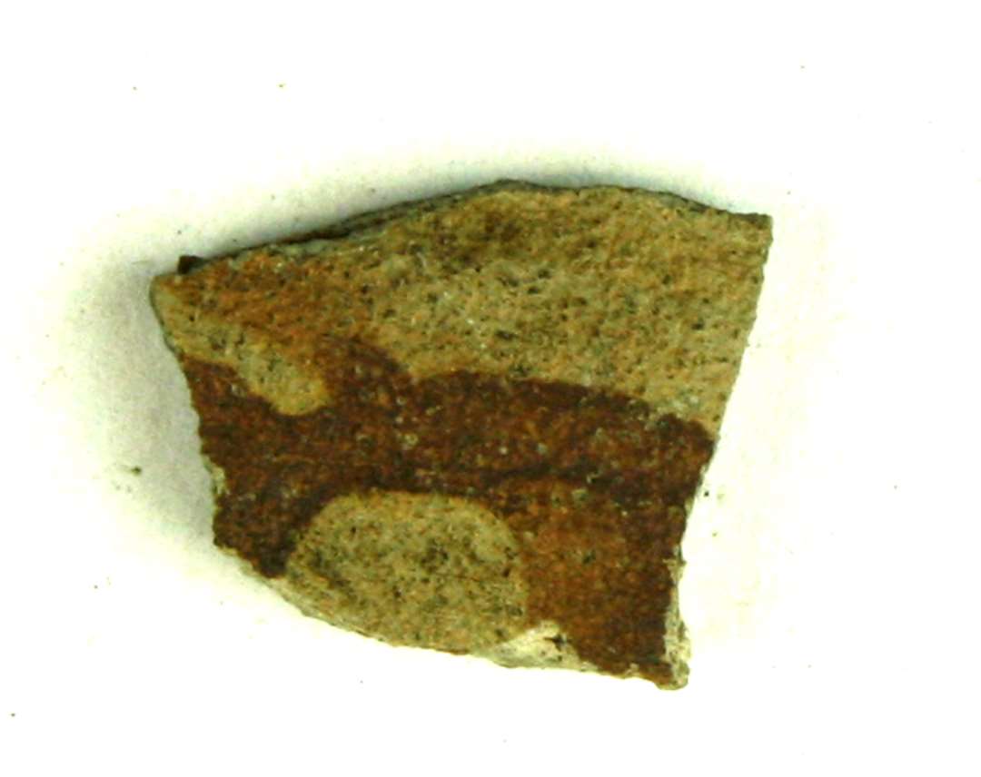 Bugskår af grågrumset, hårdtbrændt lertøj med brunlig manganbemaling på ydersiden, muligvis i form af guilandeagtig stregdekoration (Pingsdorffvare).