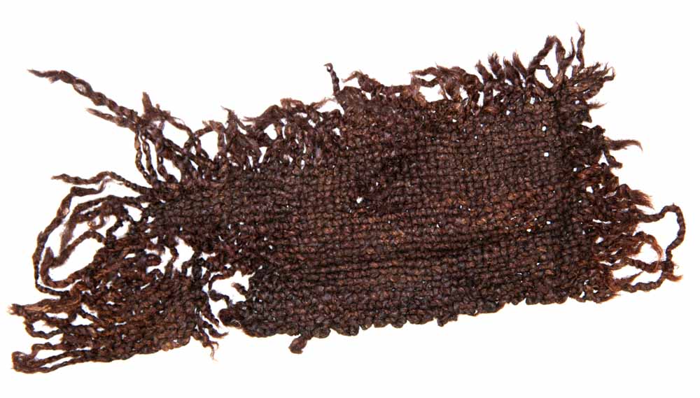 Fragment af et stykke vævet tekstil af uldgarn. Mål: 29x9,5 cm.26,5x10 cm.