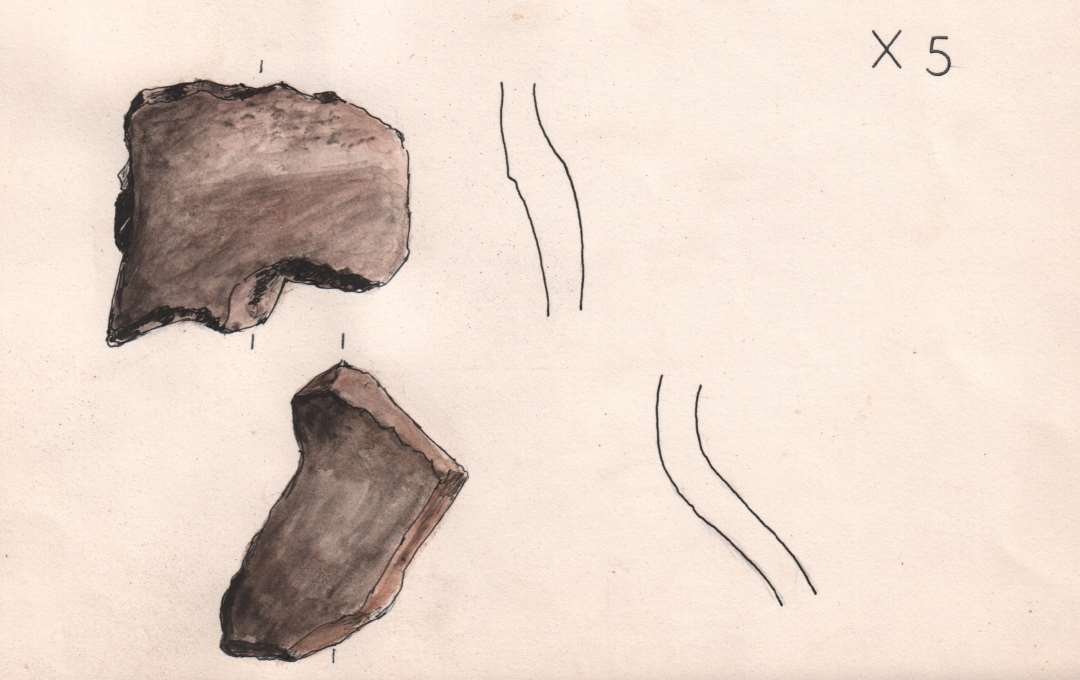 2 skulderskår, se T, af groft magret, ret blødt gods, brungrå, fra tykvæggede kuglepotter med en svag fure på ydersiden af halspartiet.