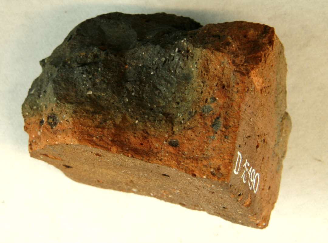 1 fragment af hårdtbrændt teglsten.
