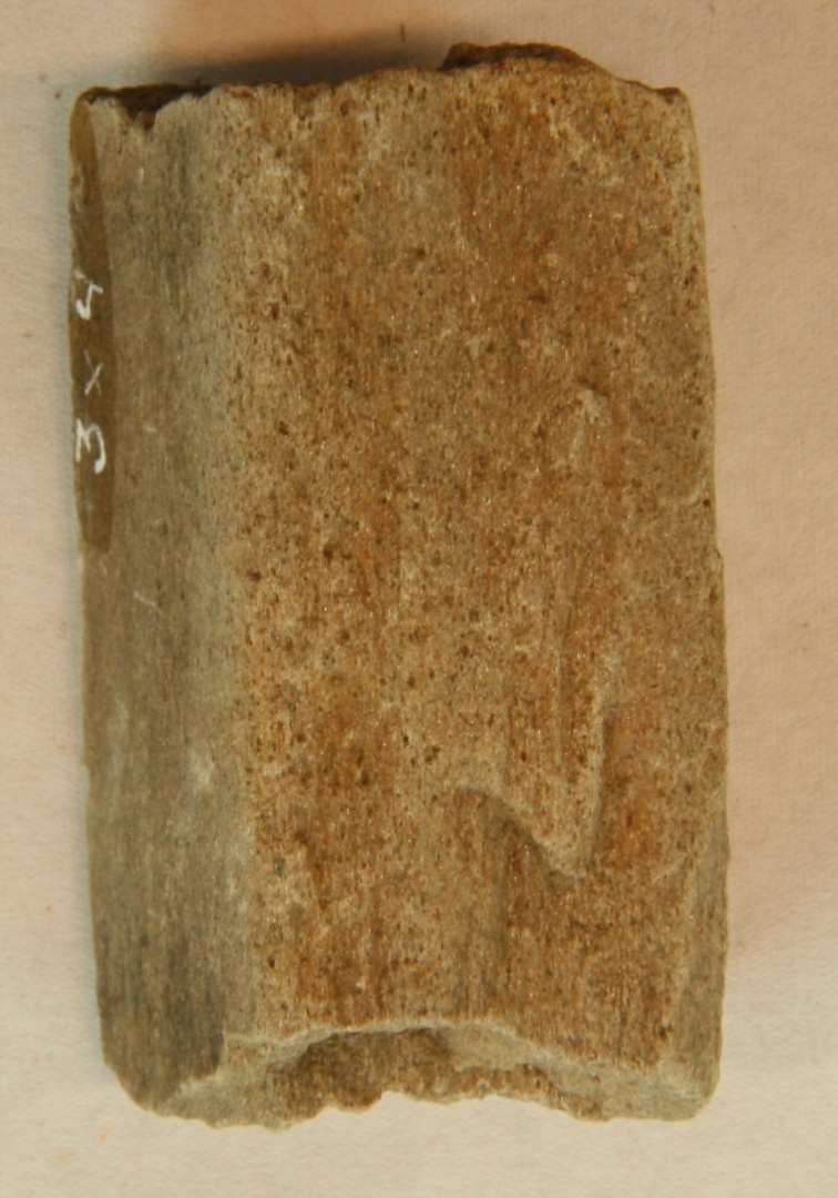 1 fragment af stangformet glittesten (L: 5,6 cm. Tværmål: 3 x 2 cm.), af finkornet sandsten.