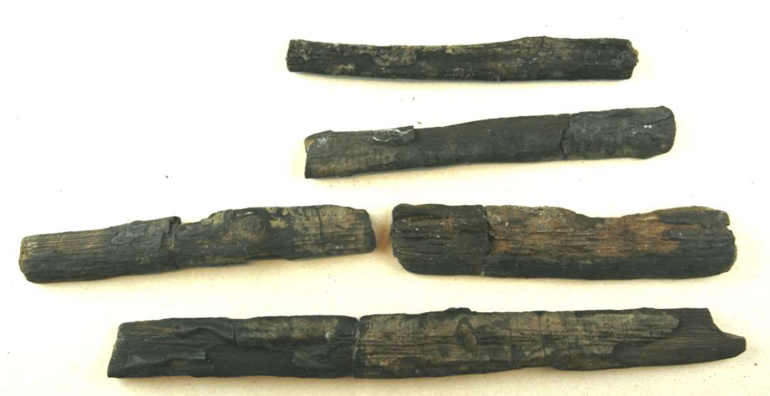 23 tildels sammenlimede fragmenter af tøndebånd fremstillet af spaltede pilegrene med halvcirkulær barkklædt yderside. De bevarede stykkers længde varierer fra ca. 4 cm. til ca. 19,5 cm. På et af båndene findes endnu på indersiden spor af en omsurring med 0,7 cm. brede, tynde vidier hvoraf 3 stumper er bevaret.