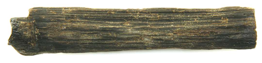 Fragment af aflang, fladt tildannet trægenstand afbrudt i begge ender. En svag fortykkelse findes i den ene ende, hvor stykket også viser spor efter en gennemboring på ca. 1 cm. i diameter. Største længde: 12,1 cm. Største bredde: 2,4 cm. Største tykkelse: 0,8 - 0,9 cm.