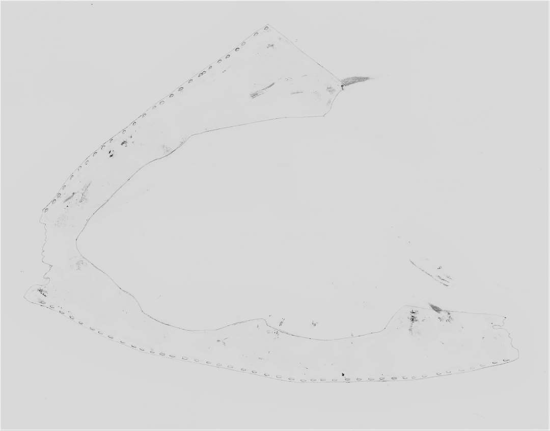 Læderfragmenter bestående af: Hælpartiet af et skooverlæder. Såleranden fra forpartiet på et skooverlæder, hvis resterende del er skåret bort. To sålefragmenter fra vrist- og hælepartiet. To stumper skotætningslister.