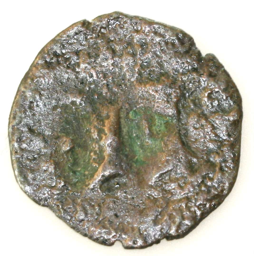 Mønt af kobber, 1,6 cm i diameter. Stærkt slidt, præget på begge sider. Christopher II, Nørrejylland.