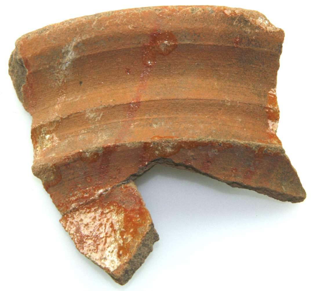 To stykker profileret, rødbrændt mundingsrand med pletter af klar blyglasur. Største bredde: 6,5 cm. Største længde: 6,1 cm.