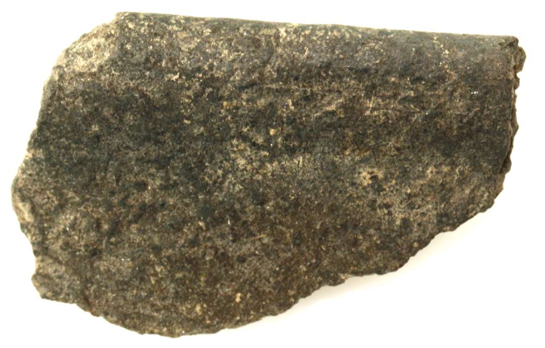 Randskår af brunbrændt, uglaseret lertøj, med grovkornet skærv og sodsværtet yderside. Mundingsrands længde: 3,3 cm. bredde: 2,2 cm.