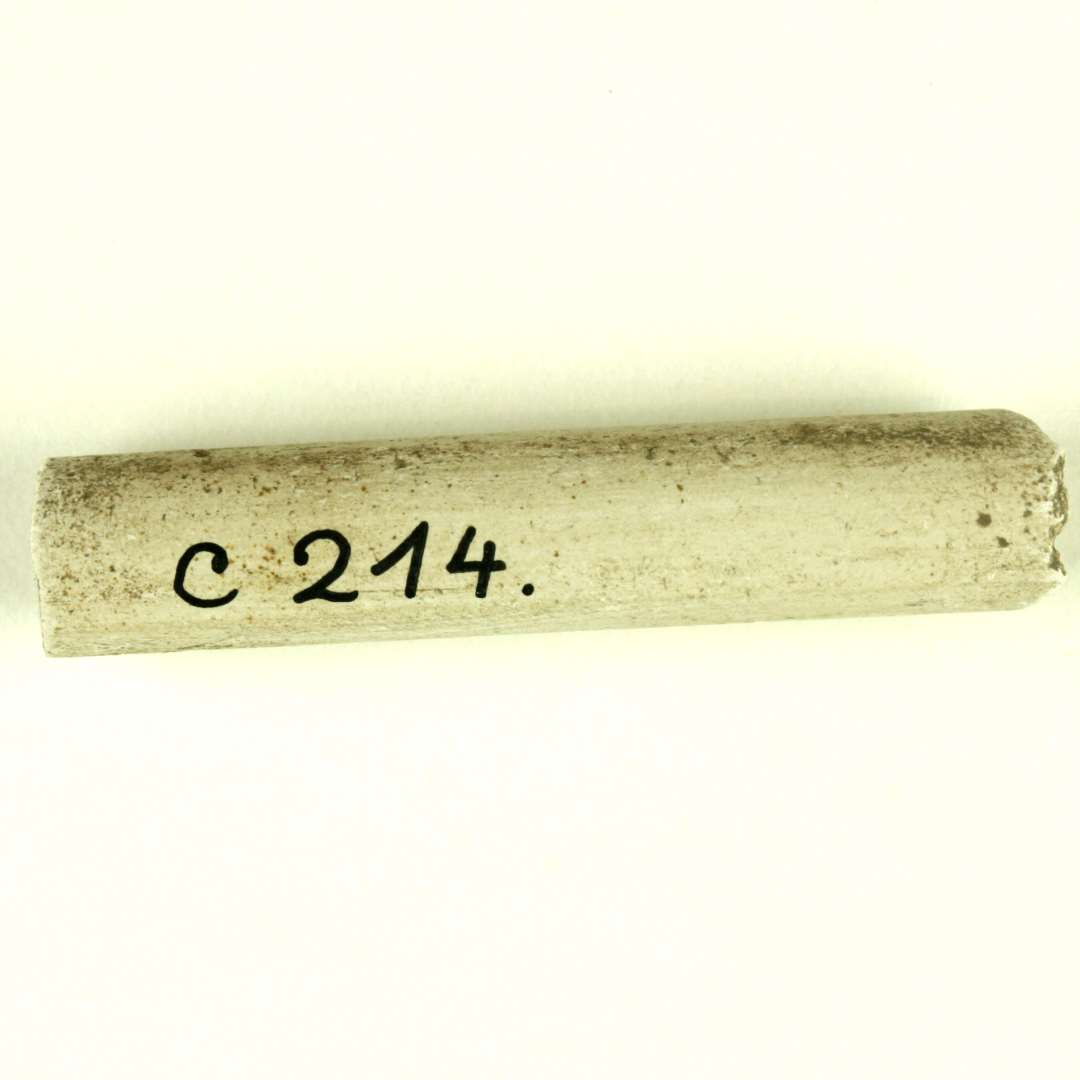 Fragment af kridtpibestilk. Længde: ca. 3,3 cm.
