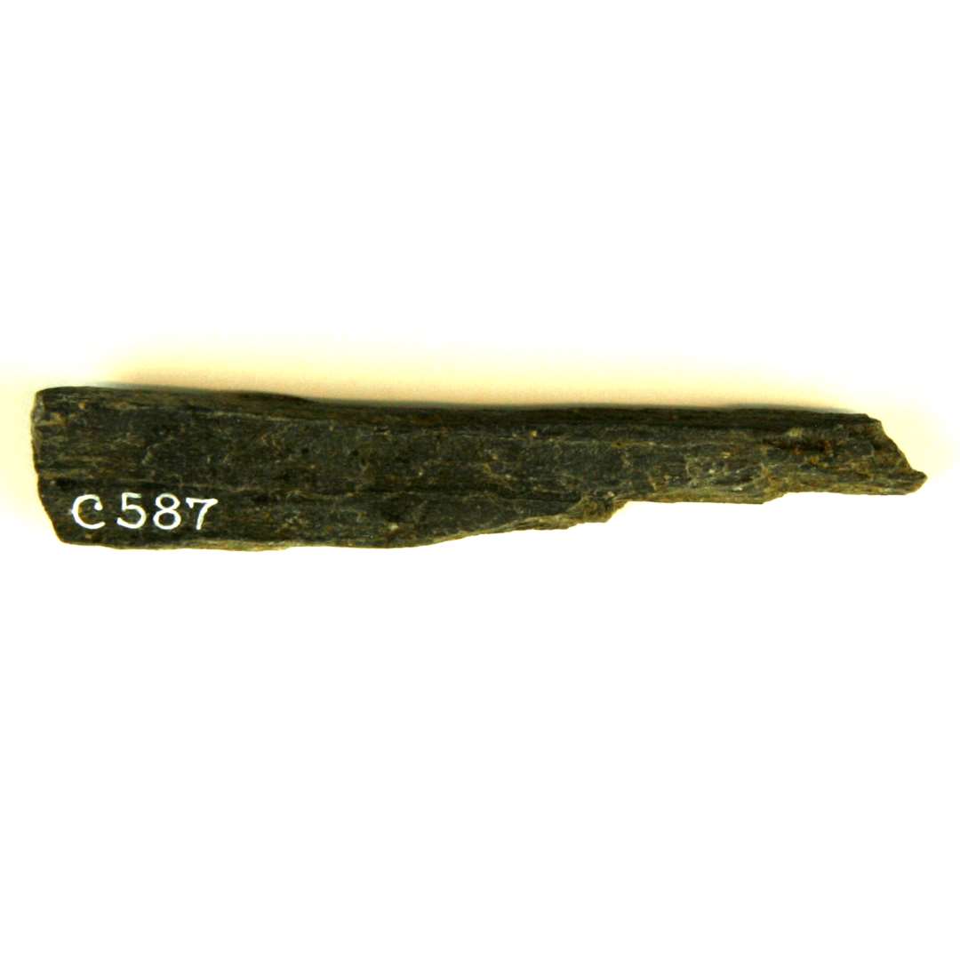 Fragment af hvæssesten af violet skifer. Længde: 7,2 cm.