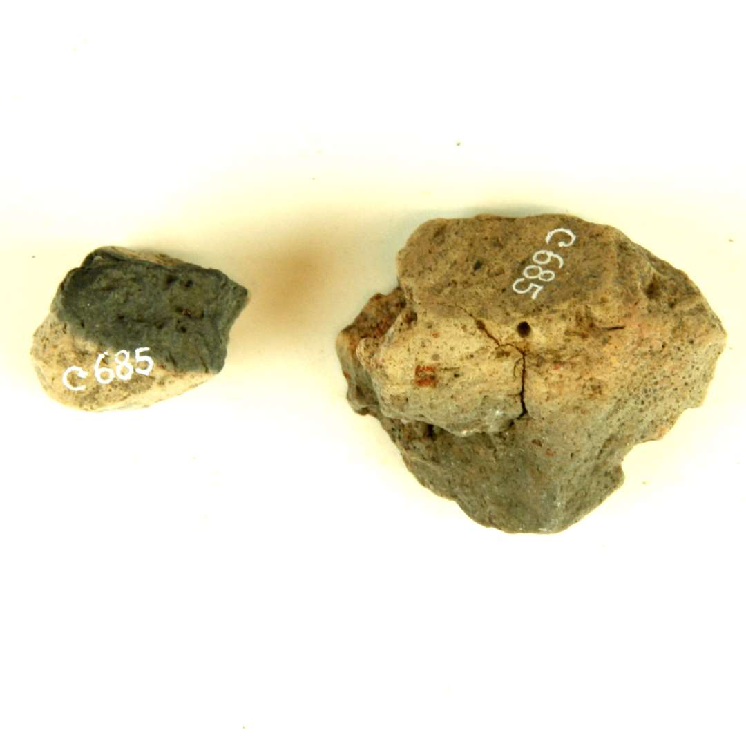2 fragmenter af lerklining, brændt ler