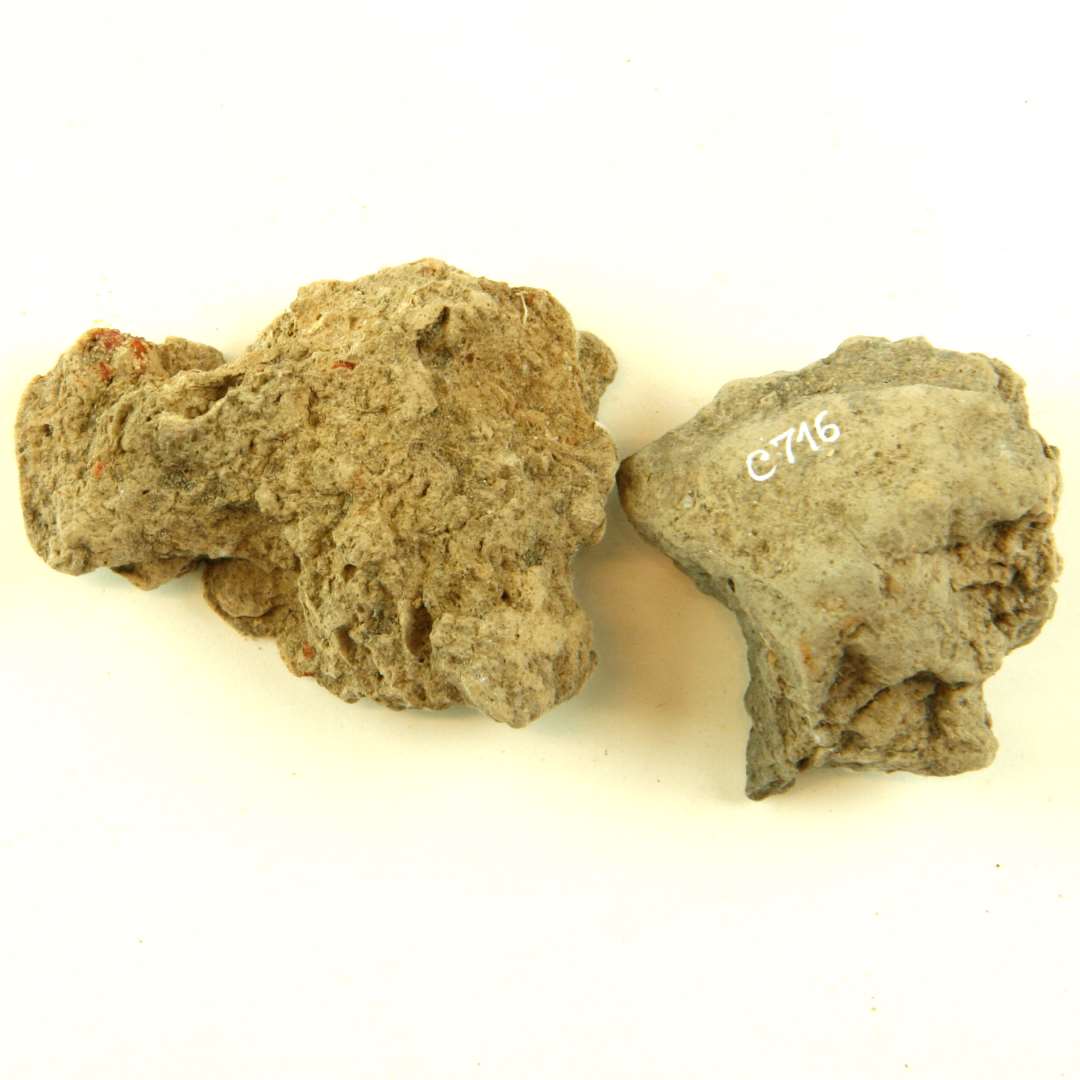2 fragmenter af brændt lerklining