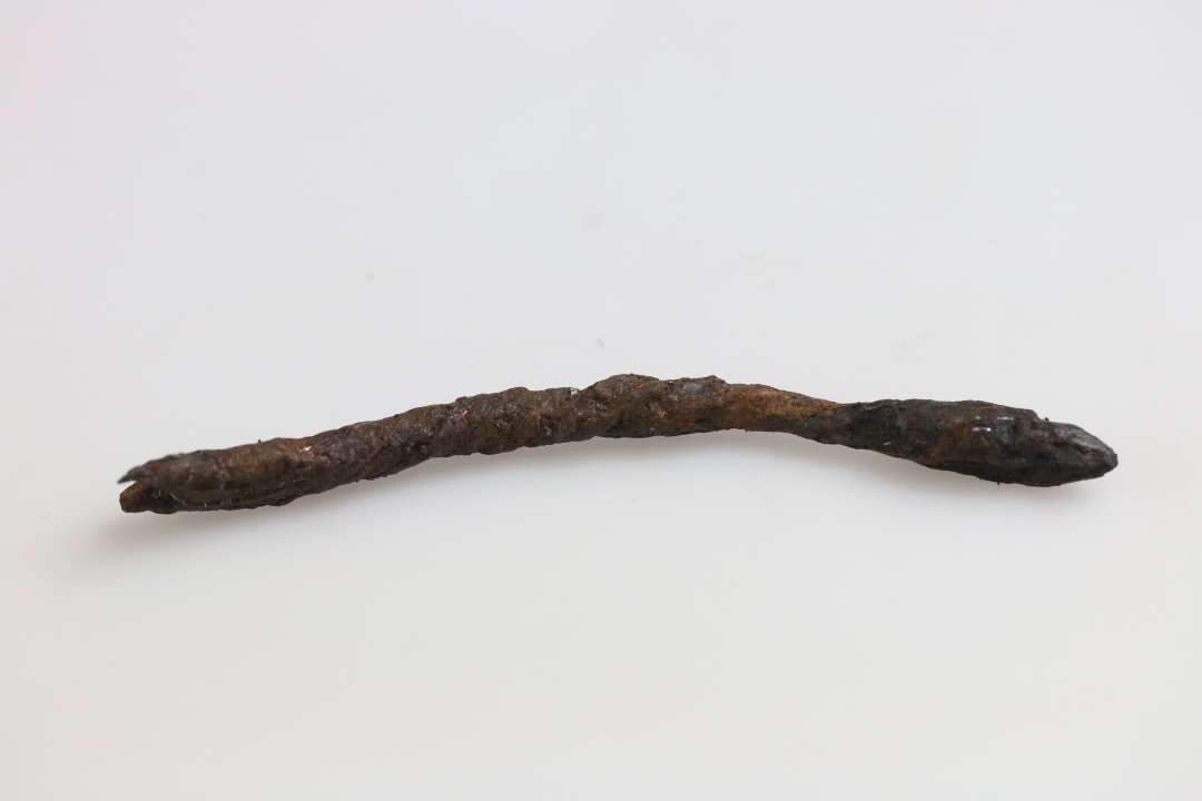 Et stykke snoet jern. Sandsnyligvis fragment af grydeophæng. Længde: 9,5 cm.