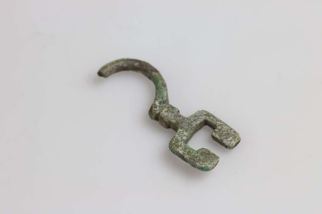 Fragment af en bronzenøgle. Mål: 4,5 cm.

Skrinnøgle