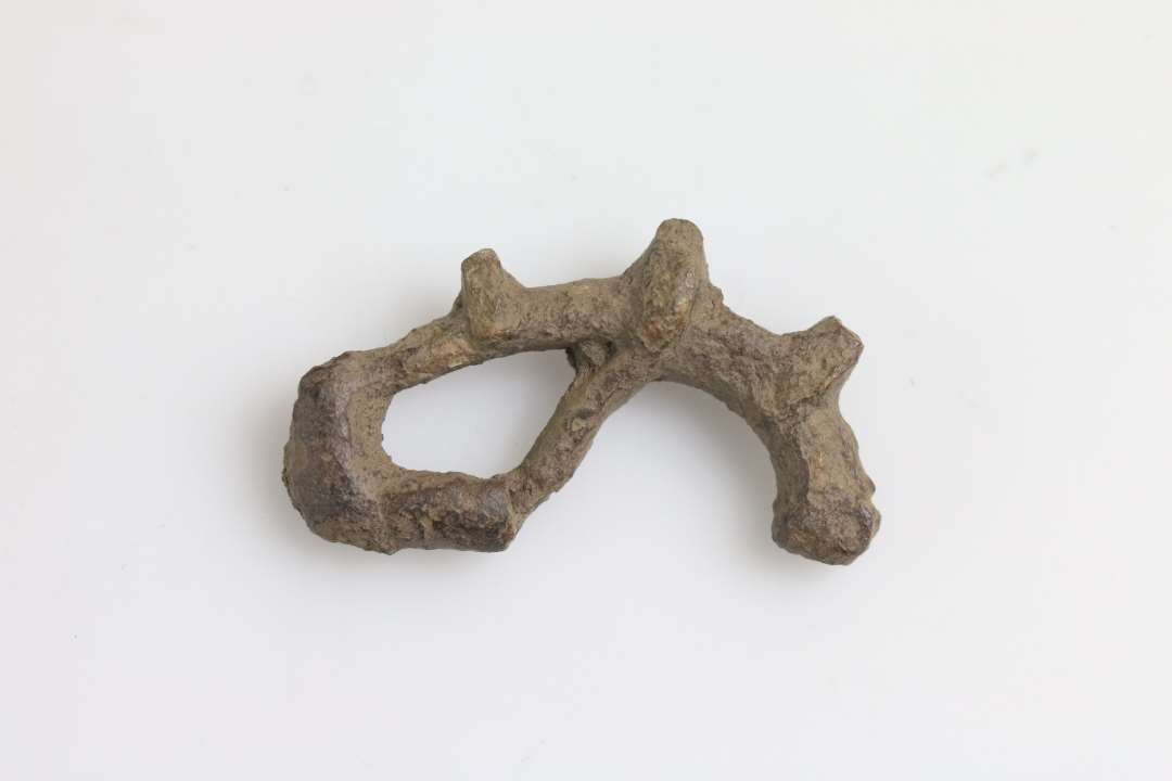 1 La-Tene fibula med spor efter jernnål. Fragment. Største mål: 4 cm.